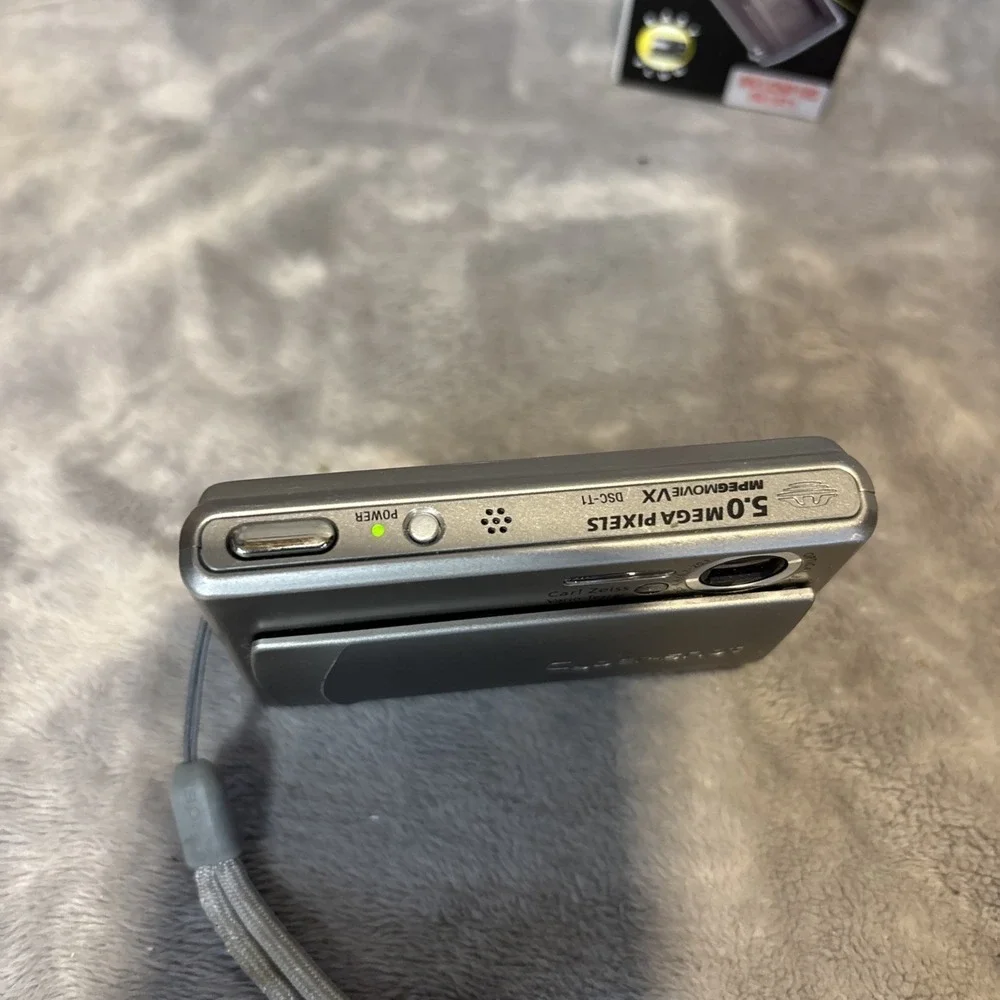 Sony Cyber-Shot DSC-T1 .Battery, Charger. Silver